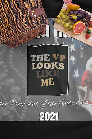 blanket-mockup-featuring-a-picnic-setup-32279